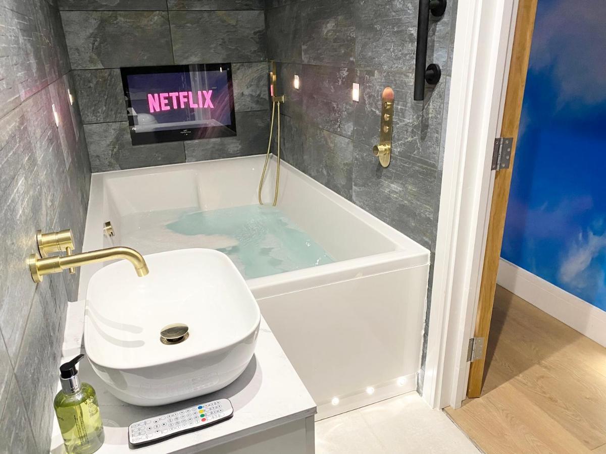 Cloud9 Guest House - By Coastline Retreats - 2 Bedroom Self Contained Garden Flat - Luxury Bath, Netflix, Superfast Wifi, Parking Included ボーンマス エクステリア 写真