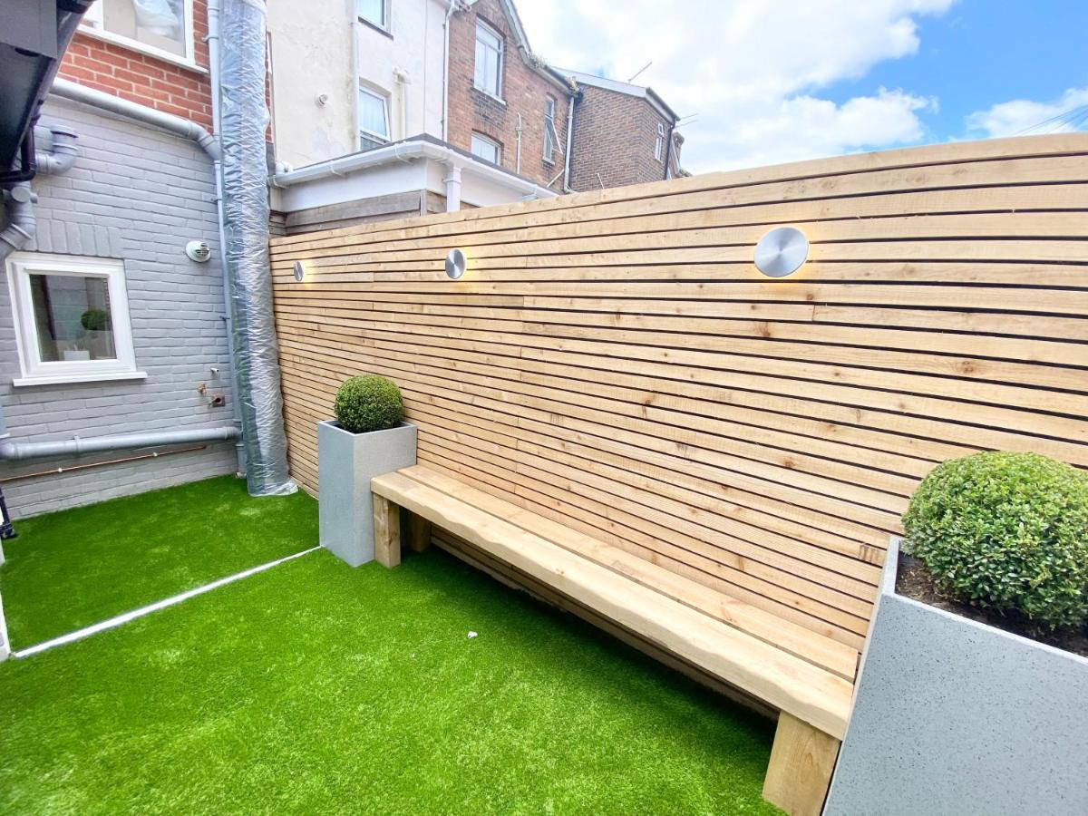 Cloud9 Guest House - By Coastline Retreats - 2 Bedroom Self Contained Garden Flat - Luxury Bath, Netflix, Superfast Wifi, Parking Included ボーンマス エクステリア 写真